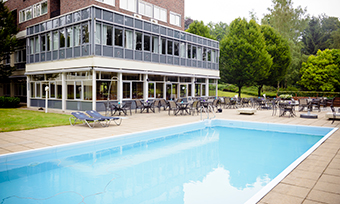 Zwembad en terras bij Fletcher Hotel-Restaurant Beekbergen-Apeldoorn