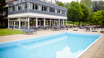 Buitenzwembad bij Fletcher Hotel-Restaurant Beekbergen-Apeldoorn