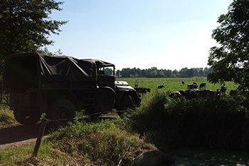 Legerwagen bij een weiland